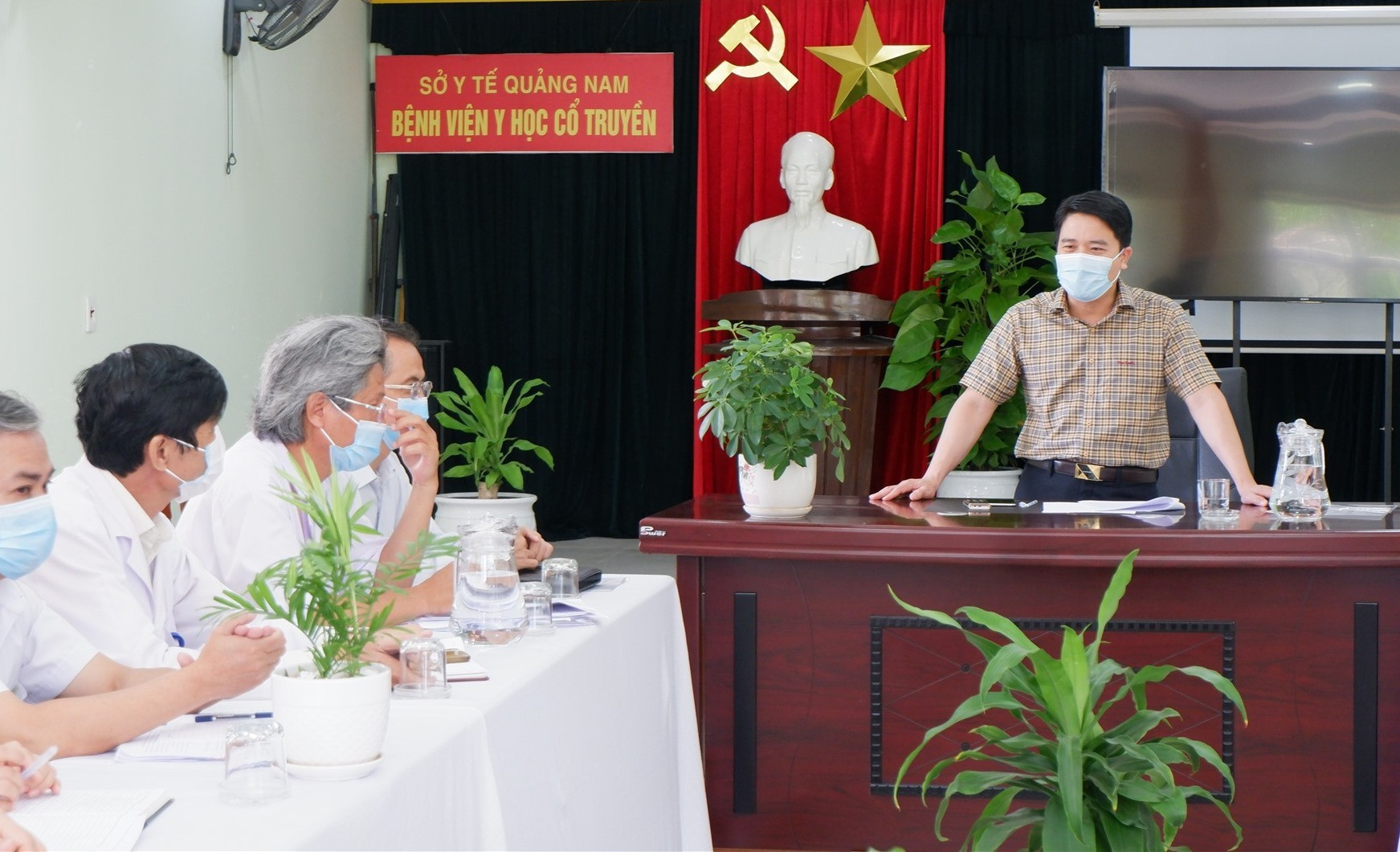 Phó Chủ tịch UBND tỉnh chủ trì cuộc làm việc tại Bệnh viện Dã chiến số 1 Quảng Nam. Ảnh: X.H