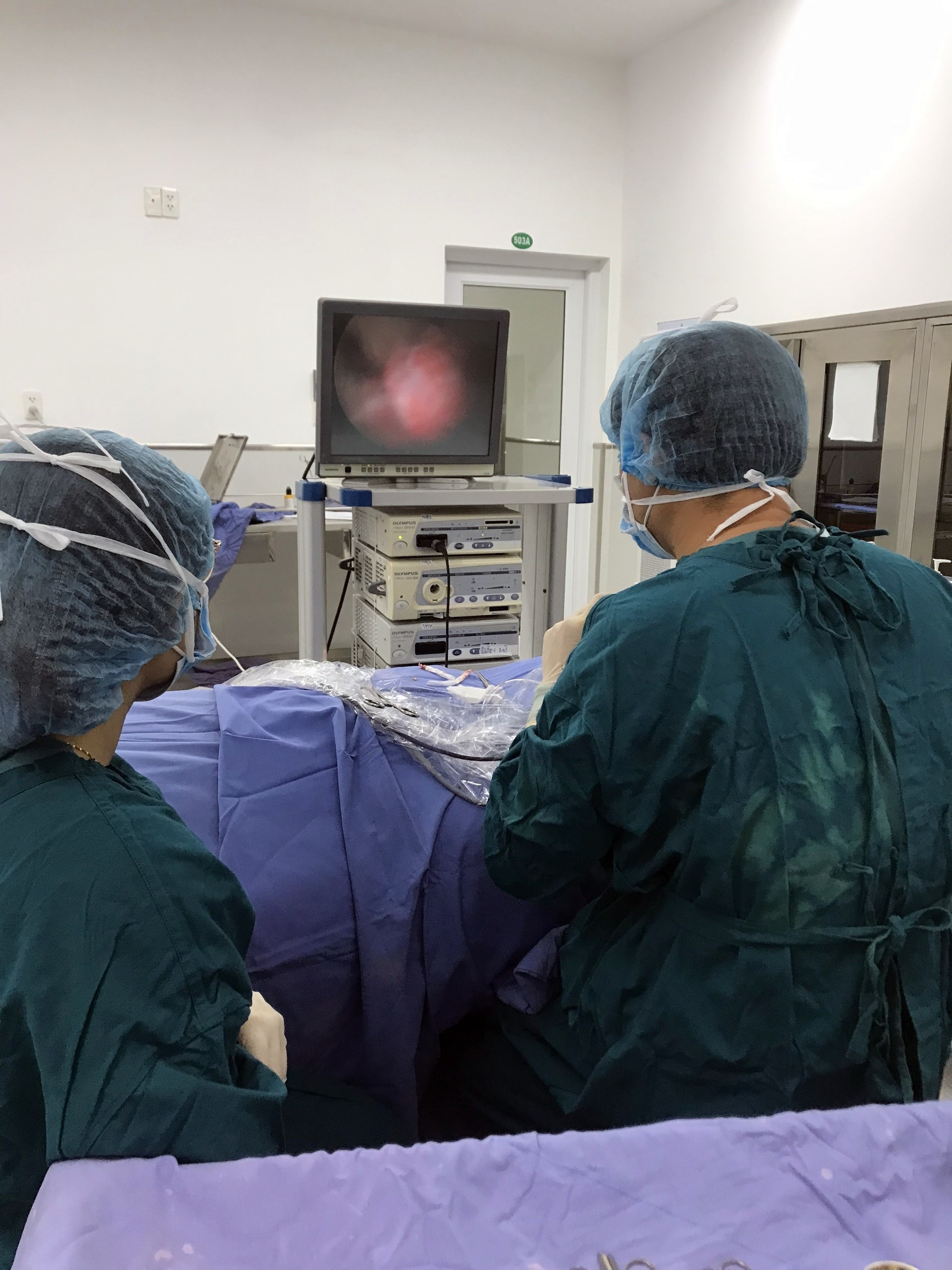 Các bác sỹ đang tiến hành phẫu thuật nội soi vá màn nhĩ cho bệnh nhân