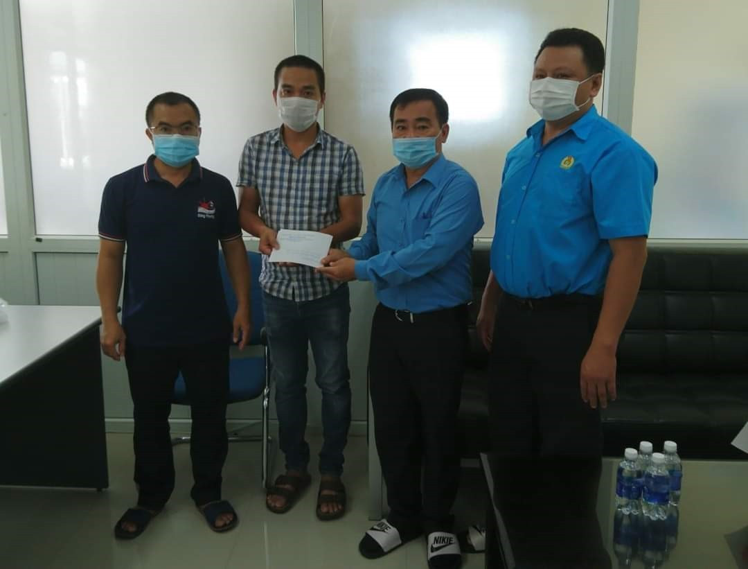 Liên đoàn Lao động tỉnh trao hỗ trợ các trường hợp F0, F1 cho đại diện Công ty Quang Hiếu. Ảnh: L.X
