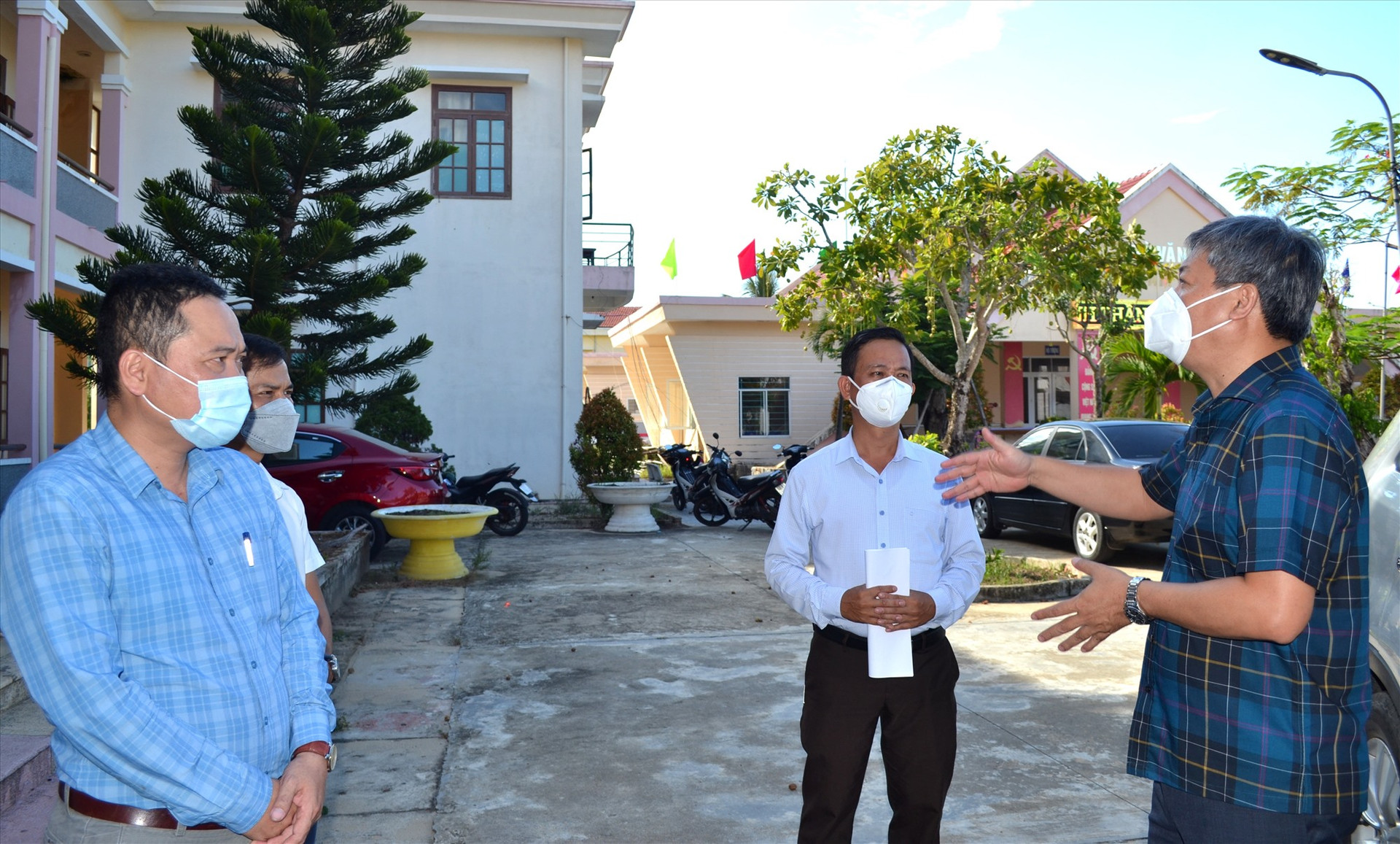 Phó Chủ tịch UBND tỉnh Hồ Quang Bửu yêu cầu các địa phương rà soát hộ gia đình nằm trong diện được hỗ trợ, lập danh sách, đề xuất UBND tỉnh hỗ trợ kinh phí xây dựng nhà phòng chống bão lũ. Ảnh: VIỆT NGUYỄN