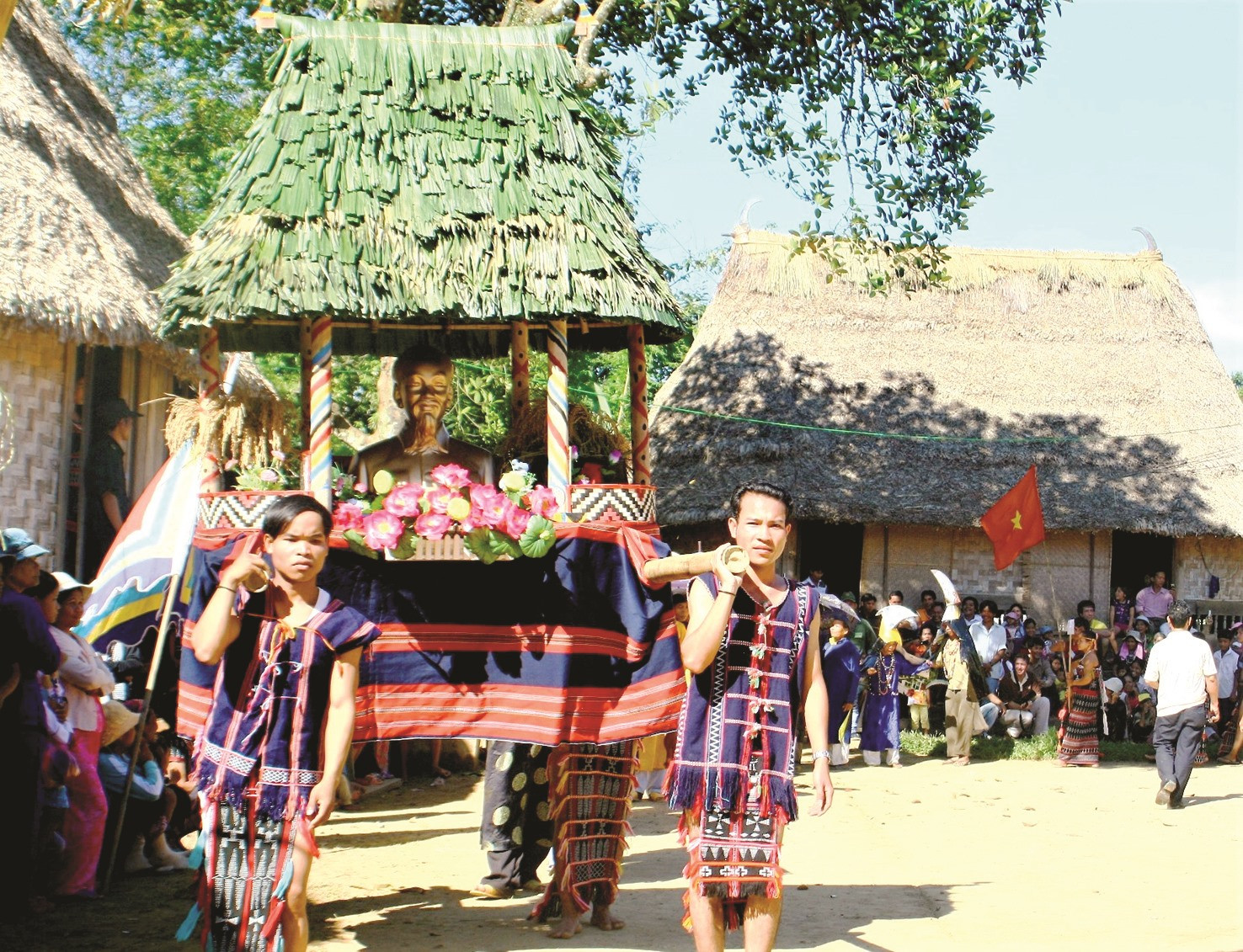 Đồng bào Cơ Tu ở xã Sông Kôn (Đông Giang) rước tượng Bác trong ngày hội truyền thống những năm trước. Ảnh: ALĂNG NGƯỚC