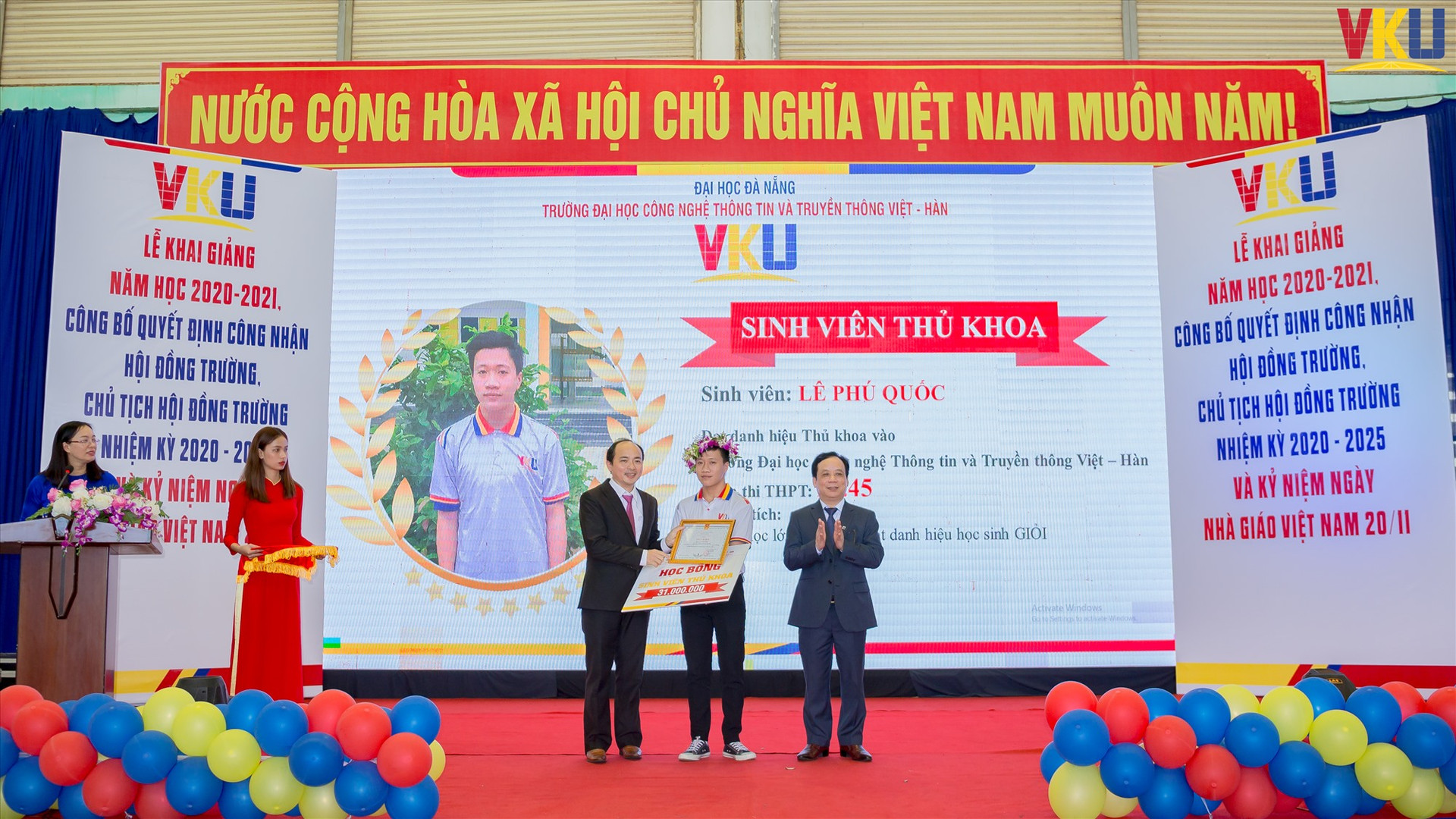 Lãnh đạo Đại học Đà Nẵng và VKU trao học bổng cho thủ khoa đầu vào cho tân sinh năm học 2020 - 2021. Ảnh: Q.T
