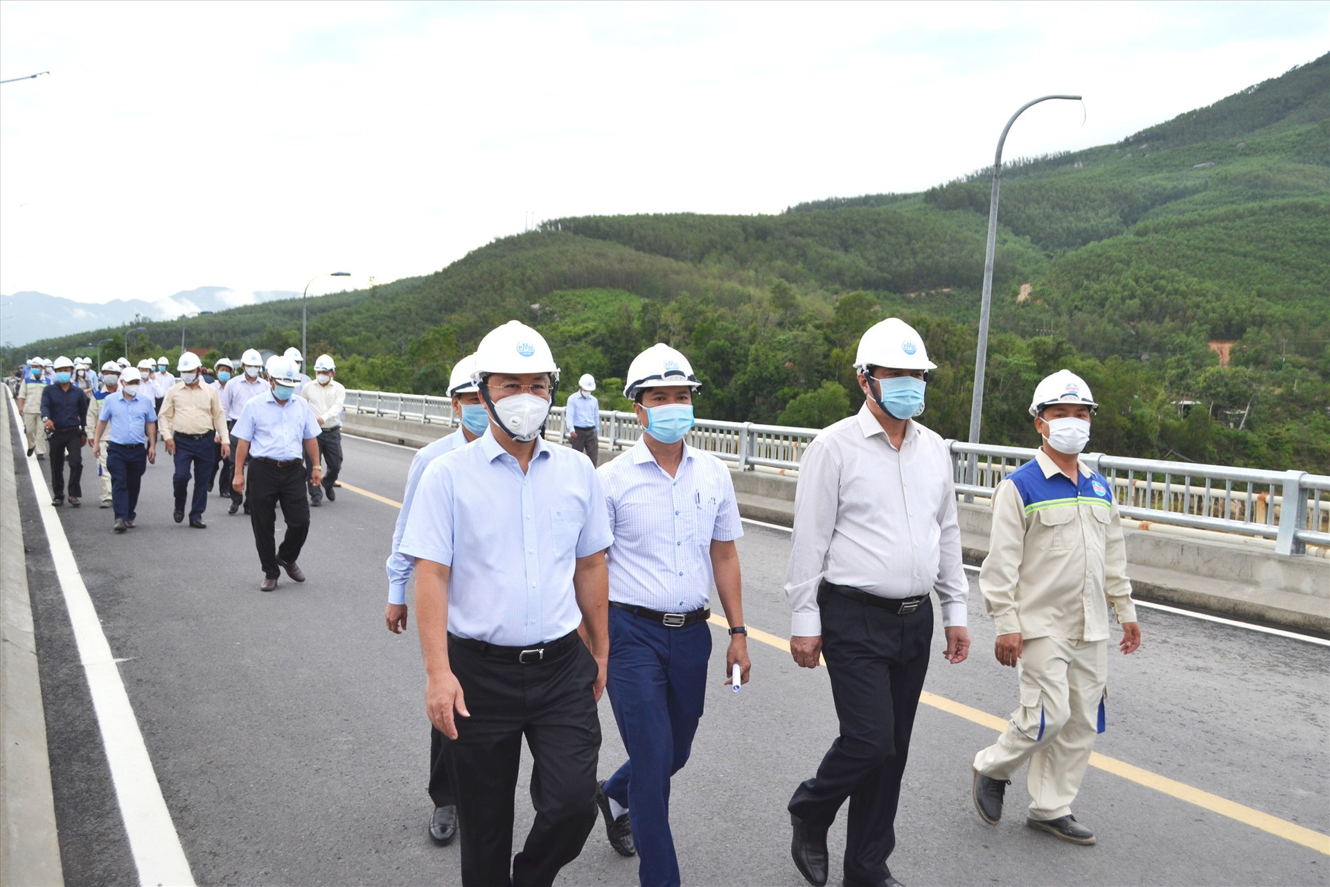 Lãnh đạo tỉnh kiểm tra cầu Nông Sơn mới. Ảnh: TL