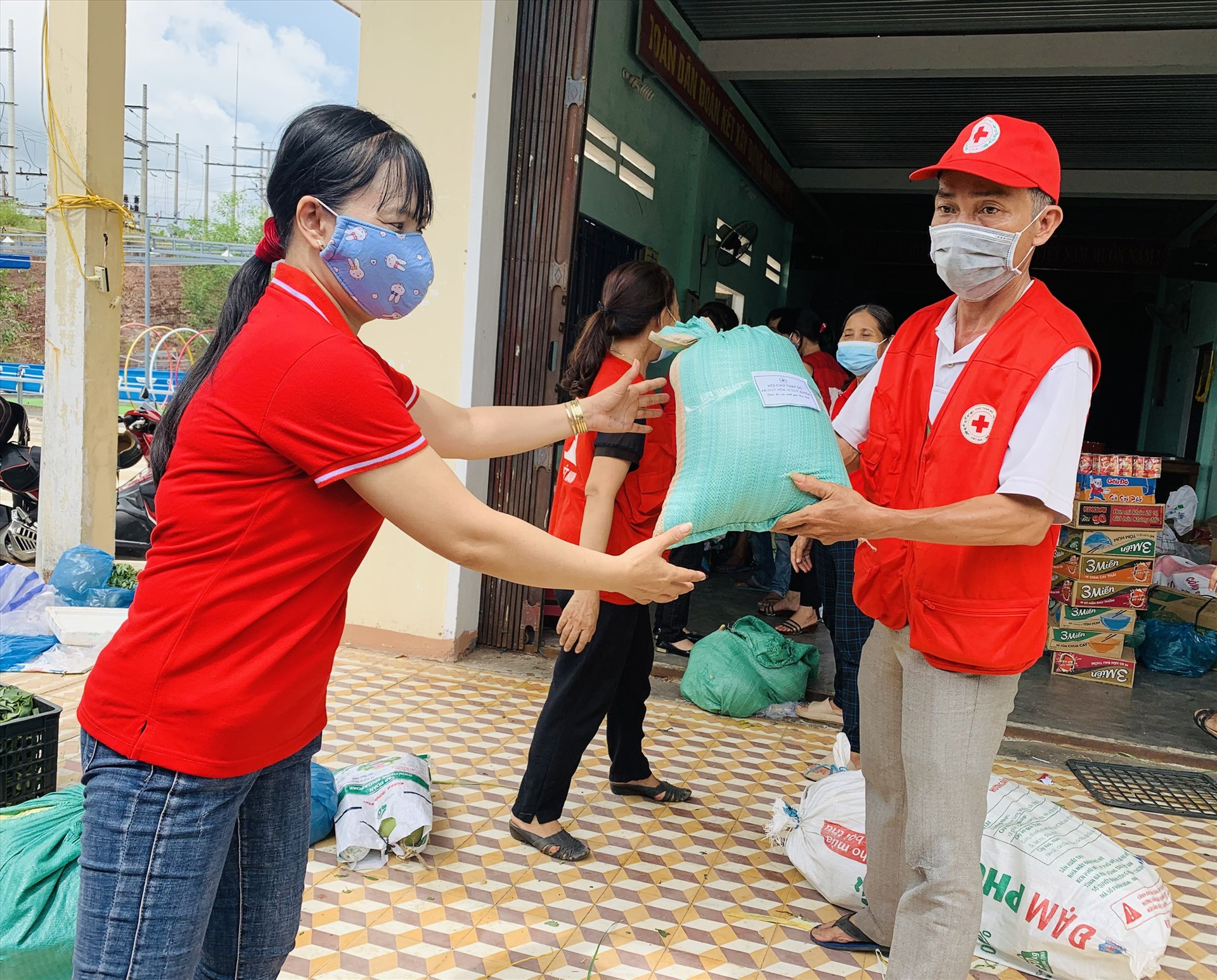 Hội Chữ thập đỏ xã Duy Hòa (Duy Xuyên) tiếp nhận hàng hóa do các tổ chức, cá nhân đóng góp hỗ trợ.     Ảnh: N.P