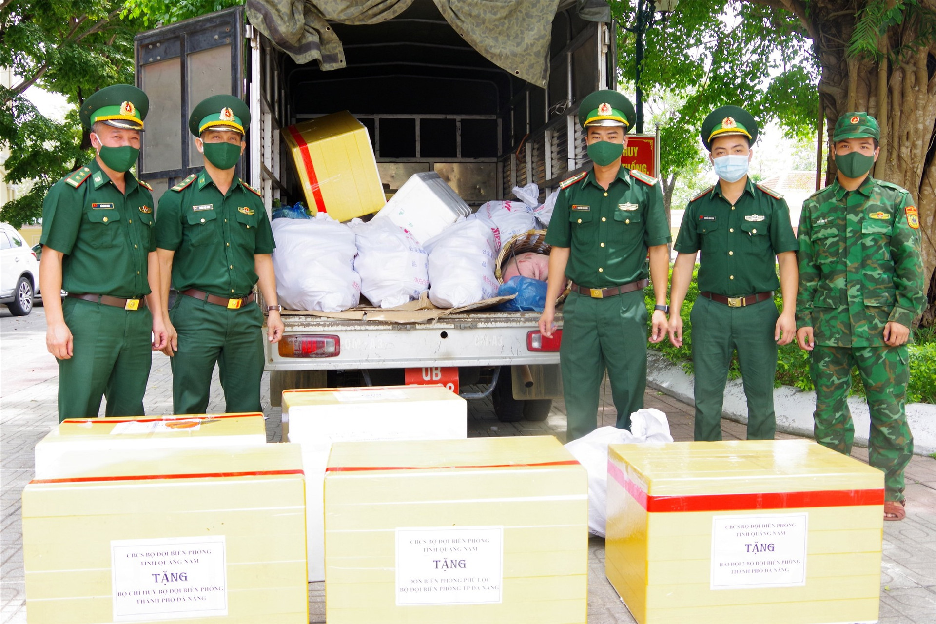 Bộ đội Biên phòng tỉnh hỗ trợ 2 tấn lương thực BĐBP TP. Đà Nẵng. Ảnh: HUỲNH CHÍN