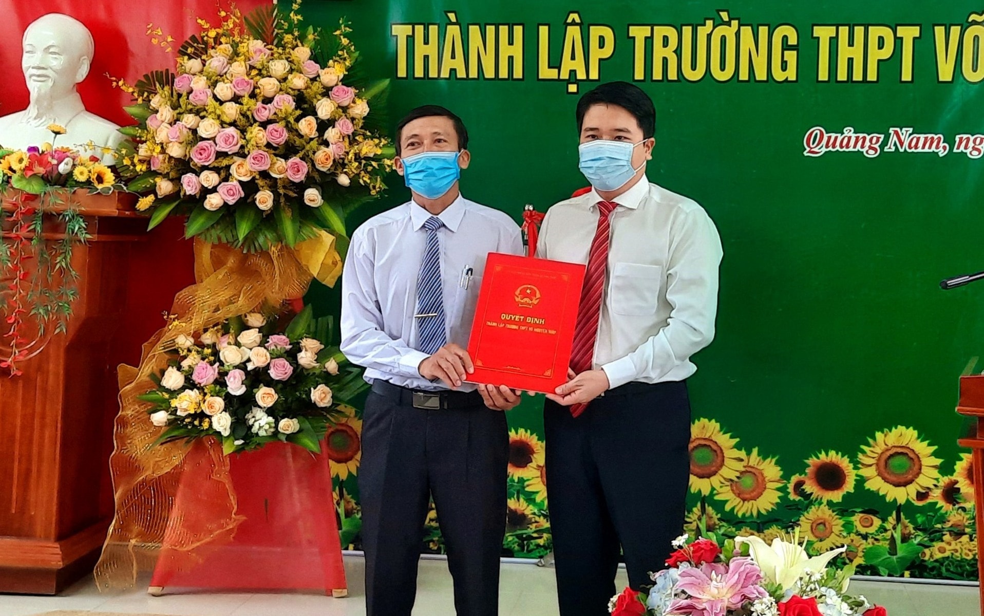 Phó Chủ tịch UBND tỉnh Trần Văn Tân trao quyết định công bố thành lập Trường THPT Võ Nguyên Giáp. Ảnh: Đ.V