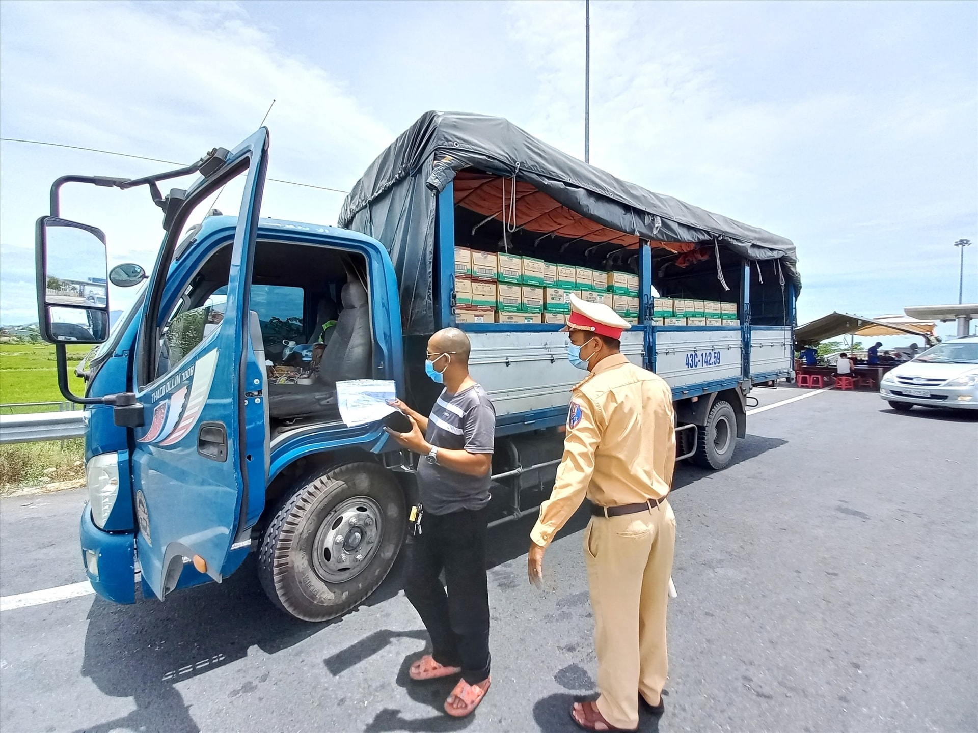 Cảnh sát giao thông Điện Bàn vừa tuần tra đảm bảo ATGT, vừa kiểm soát phương tiện phòng, chống dịch Covid-19. Ảnh: CT