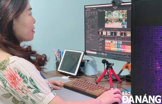 Trường Tiểu học Núi Thành (quận Hải Châu) hoàn thiện khâu cuối cùng cho video chào năm học mới. Ảnh: NGỌC HÀ.