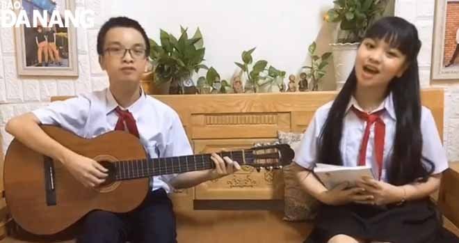 Học sinh Trường THCS Chu Văn An (quận Thanh Khê) tập tiết mục văn nghệ cho lễ khai giảng trực tuyến