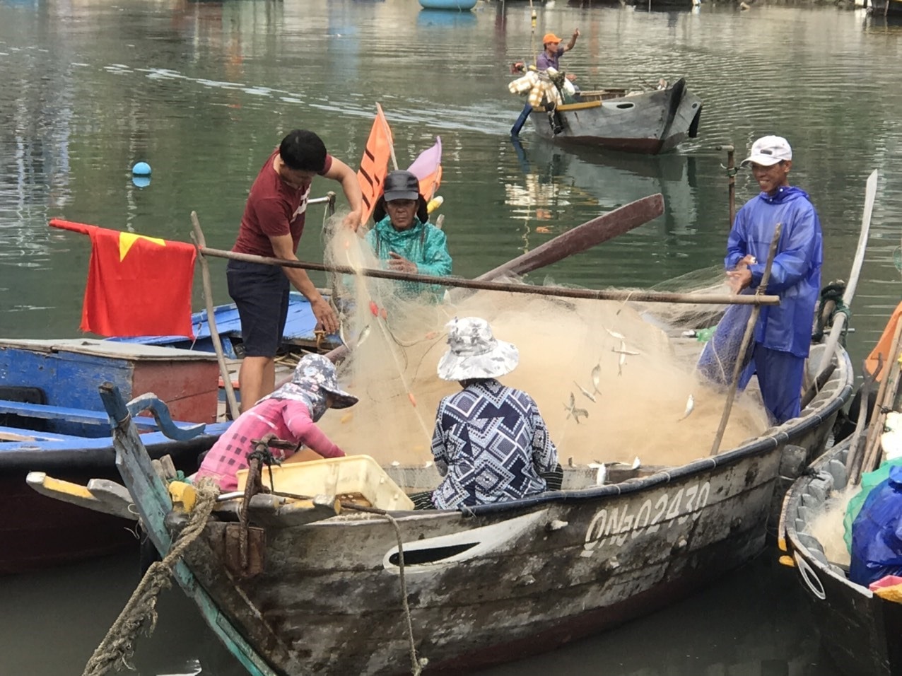 Người dân ở Cù Lao Chàm quay lại nghề biển để tìm sinh kế trụ lại qua đại dịch. Ảnh: H.Q