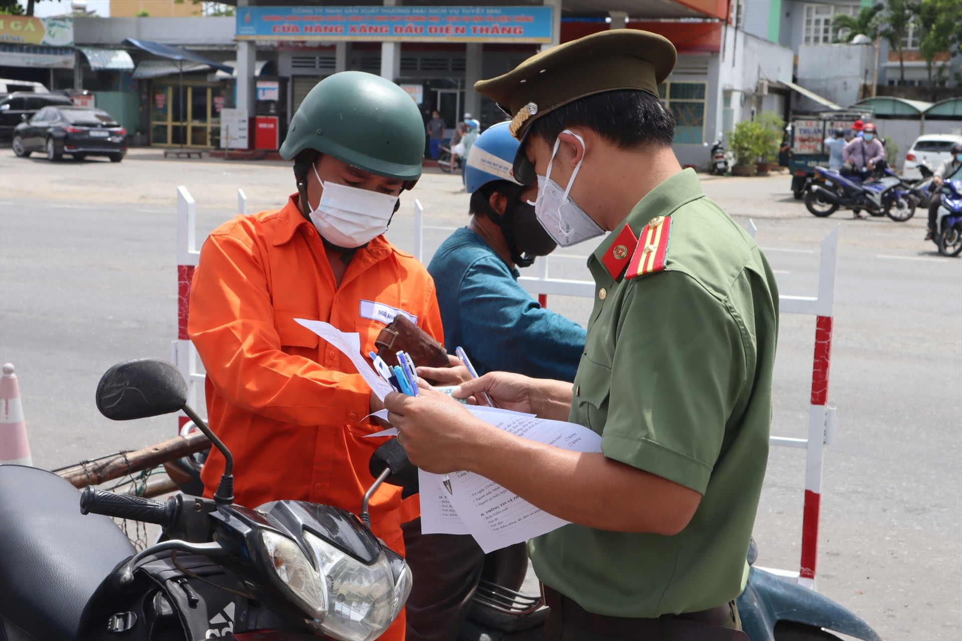 Điện Bàn vẫn sẽ duy trì các chốt kiểm soát ở khu vực giáp ranh với Đà Nẵng và huyện Đại Lộc. Ảnh: Q.T