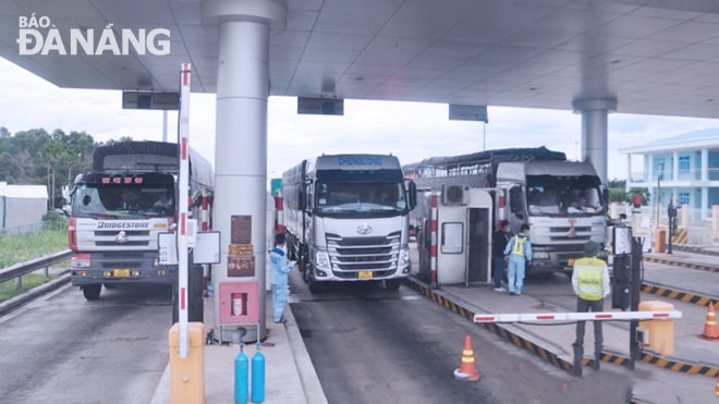 Lực lượng chức năng tổ chứ phân luồng tại trạm thu phí Túy Loan, sau khi thành phố áp dụng giãn cách xã hội theo Chỉ thị 05/CT-UBND. Ảnh: THÀNH LÂN