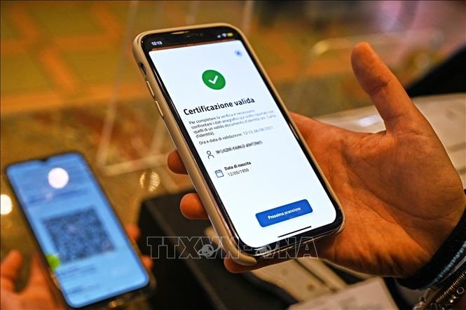 Xuất trình thẻ xanh COVID-19 tại Rome, Italy, ngày 6/8/2021. Ảnh minh họa: AFP/TTXVN