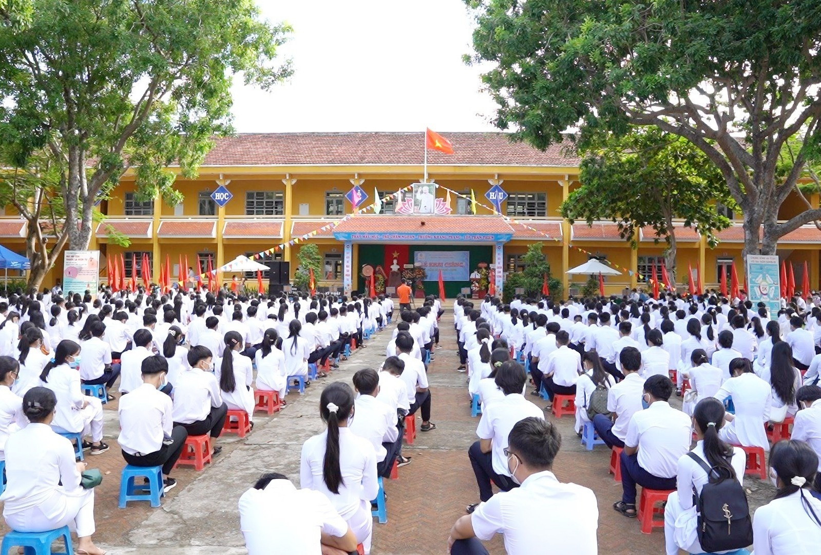 Quang cảnh lễ khai giảng tại trường THPT Nguyễn Trãi (Hội An). Ảnh: Q.T
