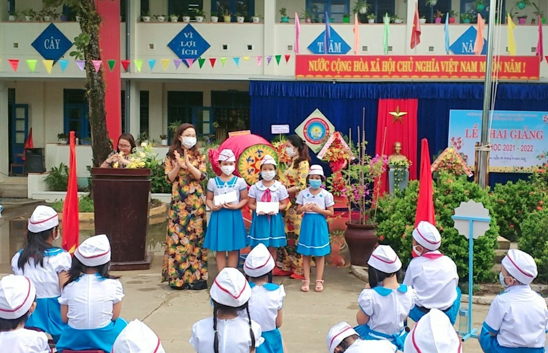 Trường Tiểu học Võ Thị Sáu (Phú Ninh) tặng quà học sinh trong lễ khai giảng. Ảnh X.T