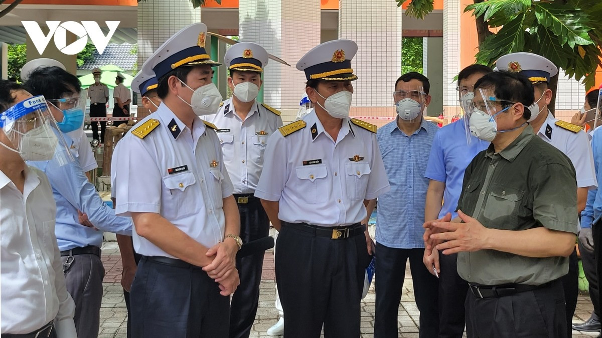 Thủ tướng Phạm Minh Chính thăm nơi cách ly tập trung tạp phường Cát Lái (
