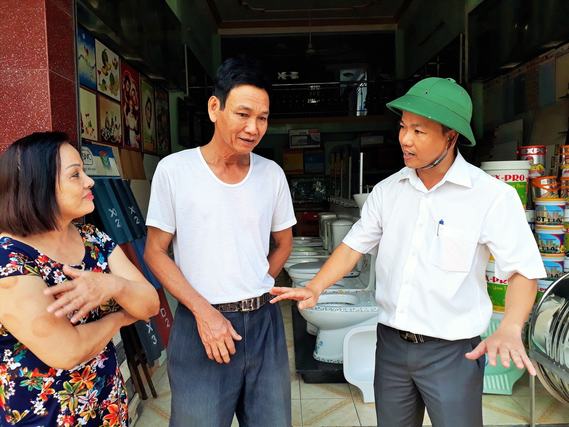 Phó Chủ tịch UBND TP.Tam Kỳ - Nguyễn Minh Nam trong một lần kiểm tra trật tự đô thị trên địa bàn (ảnh chụp lúc dịch Covid-19 chưa bùng phát). Ảnh: T.V