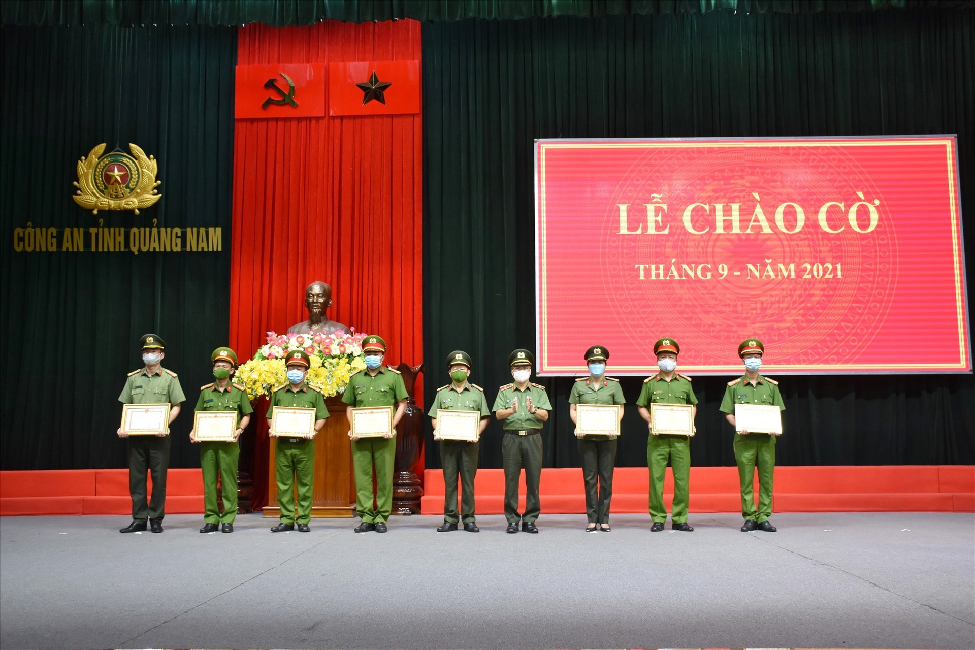 Thiếu tướng Nguyễn Đức Dũng trao bằng khen của Bộ Công an cho các tập thể, cá nhân có thành tích xuất sắc. Ảnh: M.T