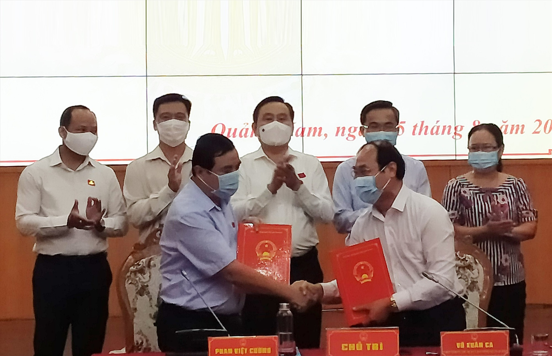 Thường trực HĐND tỉnh và Ban Thường trực Ủy ban MTTQ Việt Nam tỉnh ký kết quy chế phối hợp giai đoạn 2021 - 2026. Ảnh: N.Đ