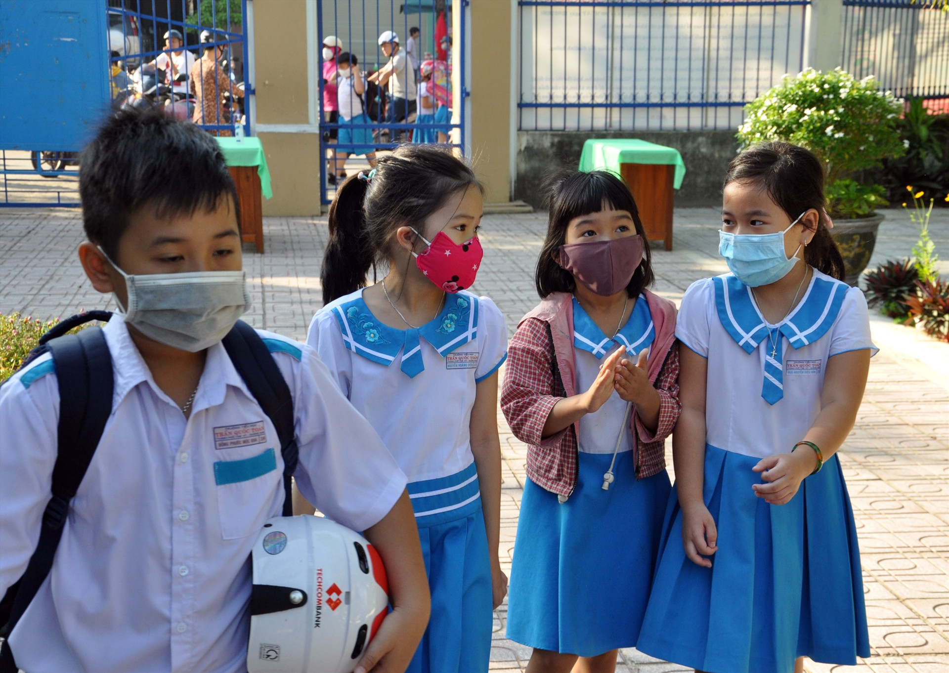Học sinh Trường Tiểu học Trần Quốc Toản thực hiện tốt việc đeo khẩu trang khi đến trường. Ảnh: T.V