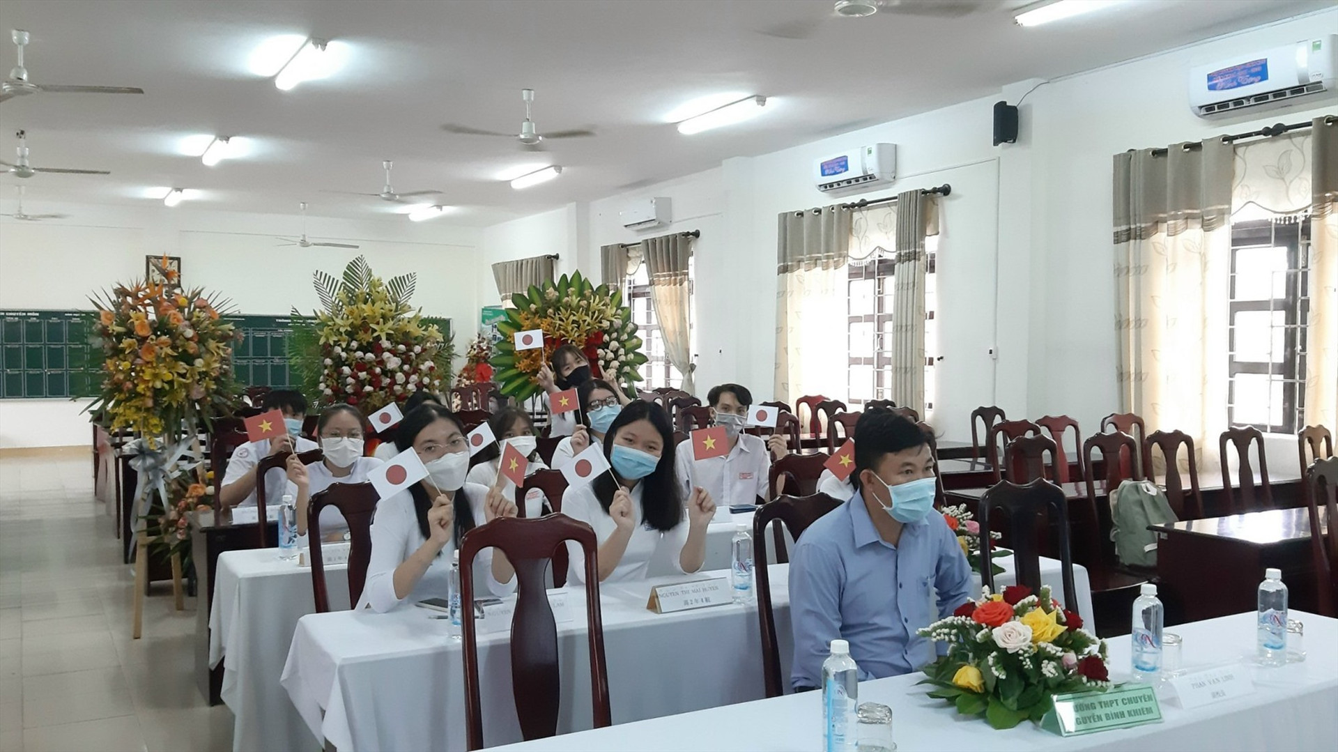 Quang cảnh buổi giao lưu trực tuyến tại điểm cầu Trường THPT chuyên Nguyễn Bỉnh Khiêm.