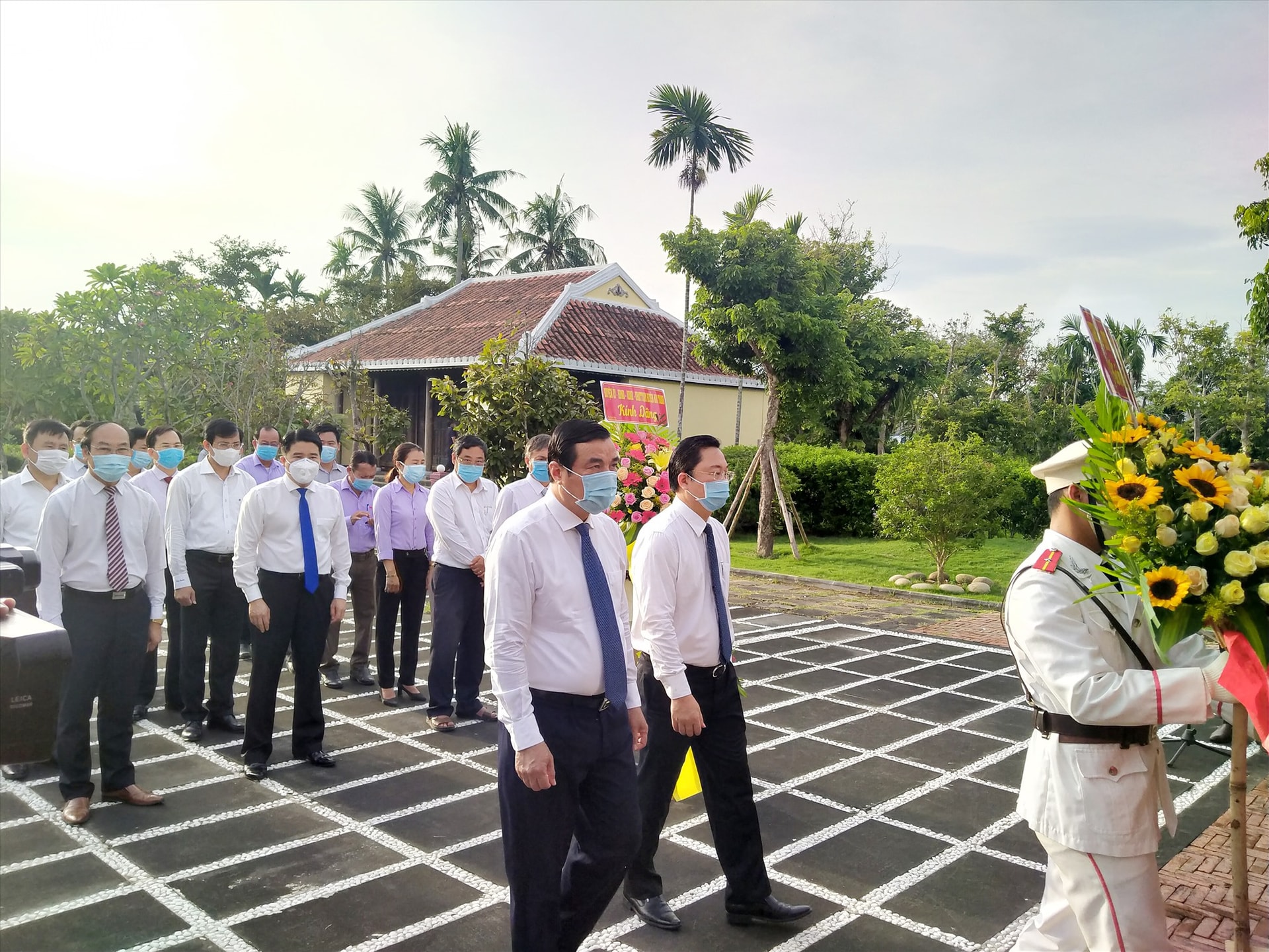 Lãnh đạo tỉnh viếng hương, thăm Nhà lưu niệm đồng chí Võ Chí Công (huyện Núi Thành). Ảnh: NGUYÊN ĐOAN