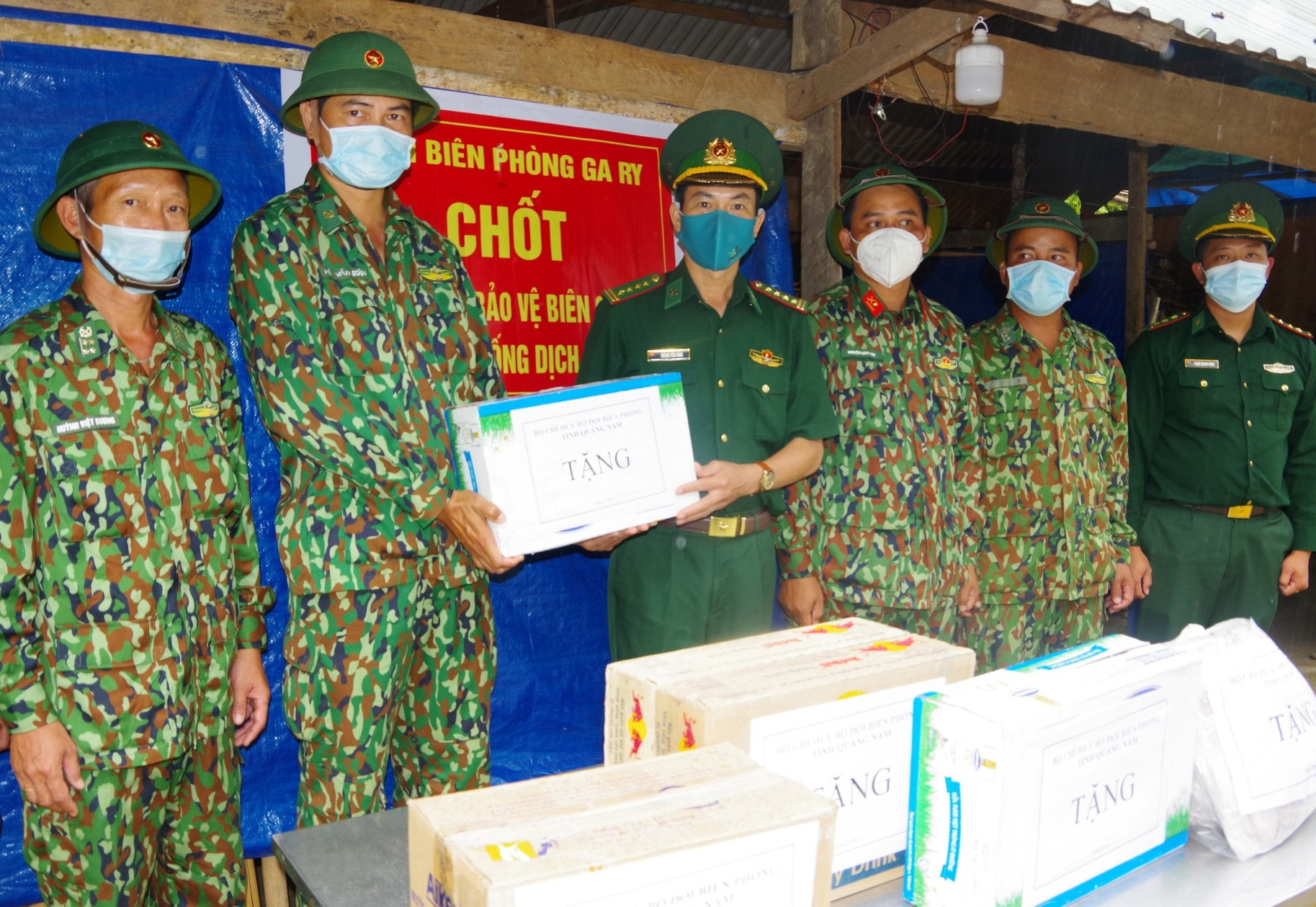 Đại tá Hoàng Văn Mẫn – Chính ủy Bộ đội Biên phòng tỉnh tặng quà cho lực lượng điểm cắm chốt bảo vệ biên giới và phòng chống dịch Covid-19 của Đồn Biên phòng Ga Ry.