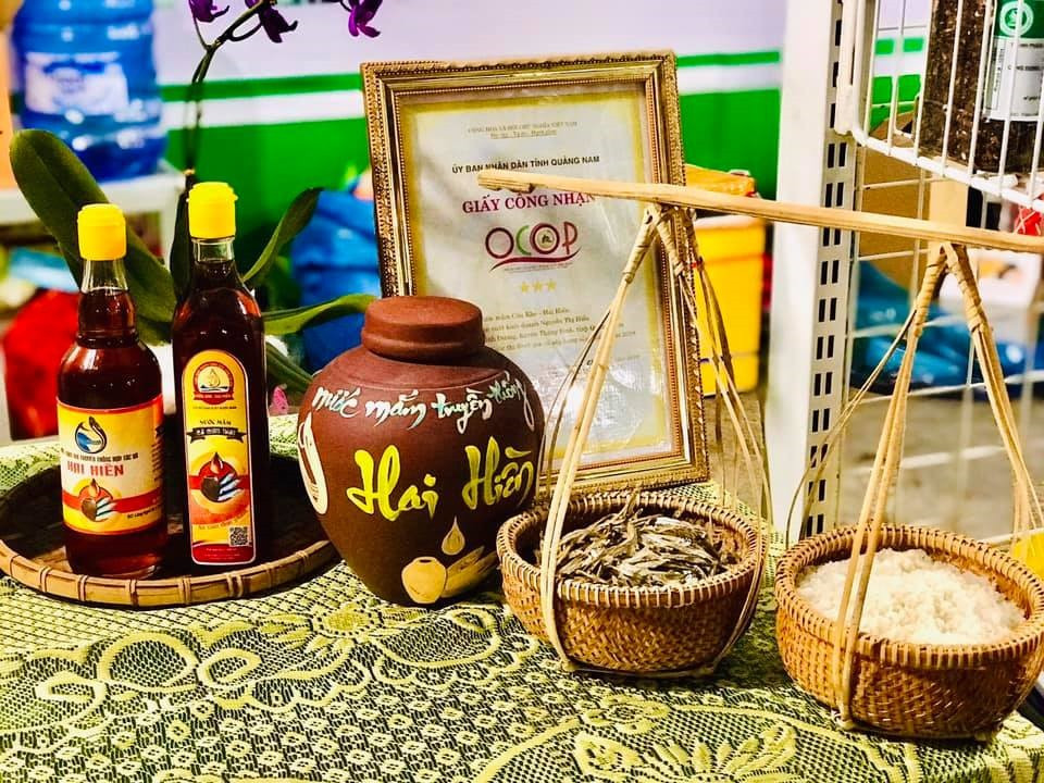 Sản phẩm nước mắm truyền thống của Hợp tác xã Hai Hiền trưng bày tại hội chợ trong tỉnh. Ảnh: N.T.H.