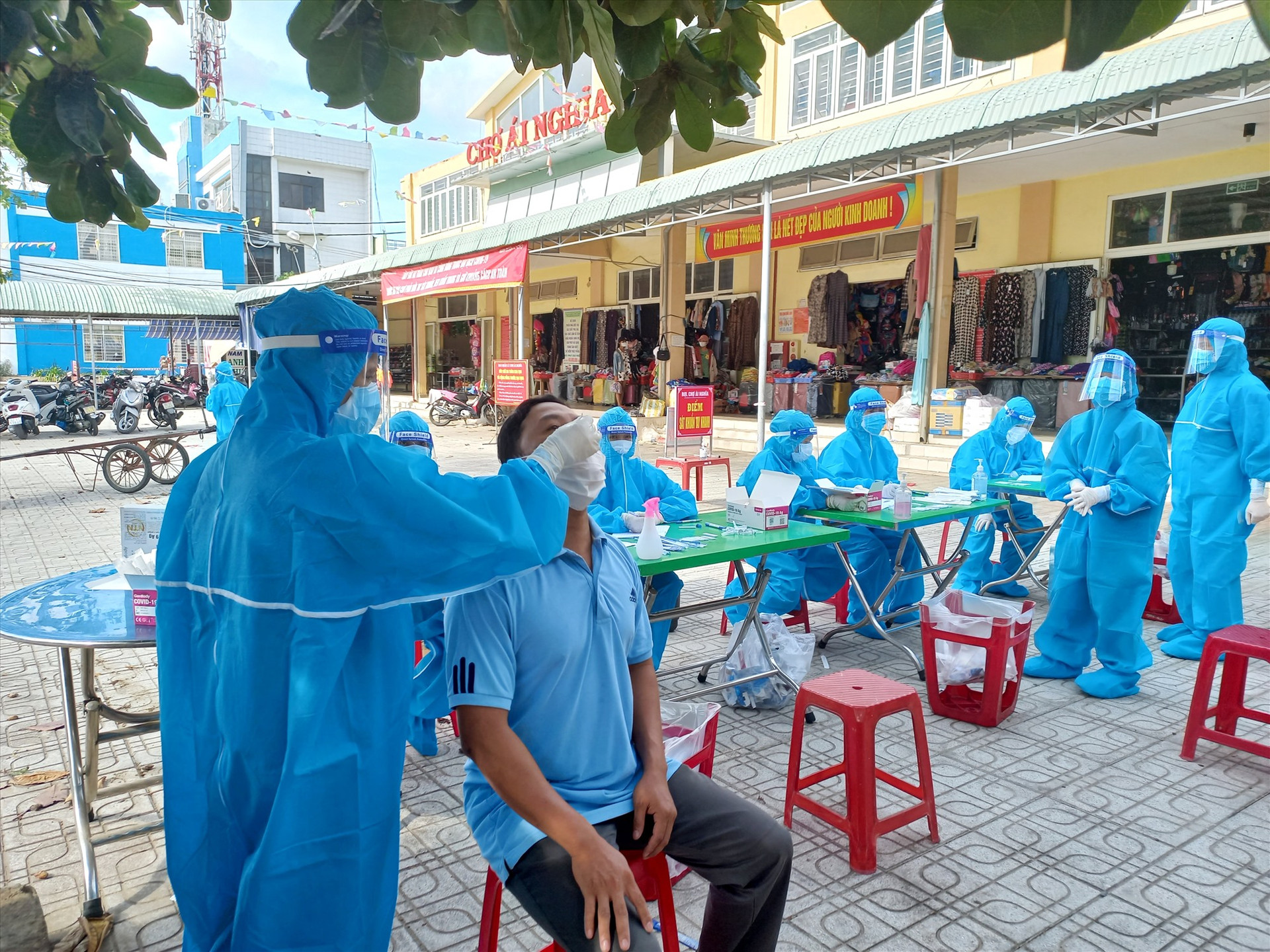 Huyện Đại Lộc tiếp tục xét nghiệm cho người dân vùng có nguy cơ. Ảnh: CT