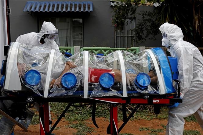 Nhân viên y tế chuyển bệnh nhân COVID-19 tại một bệnh viện ở Pretoria, Nam Phi. Ảnh: AFP/TTXVN