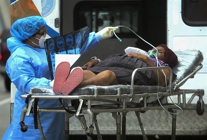 Nhân viên y tế chuyển bệnh nhân COVID-19 vào một bệnh viện ở Tegucigalpa, Honduras ngày 11/8/2021. Ảnh: AFP/TTXVN