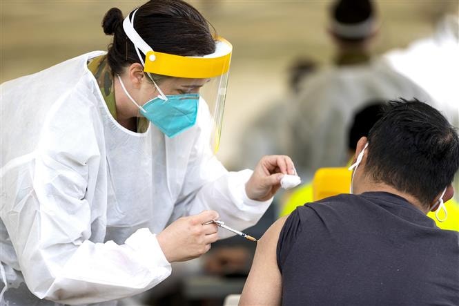 iêm chủng vaccine ngừa COVID-19 tại Dubbo, Australia. Ảnh: AFP/TTXVN