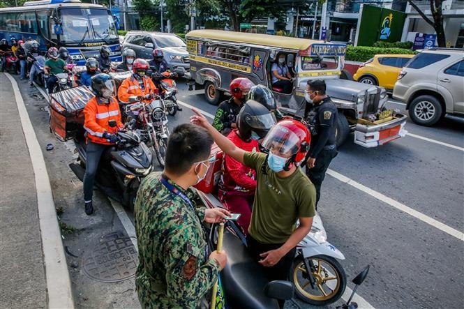 ảnh sát kiểm tra các phương tiện để phòng dịch COVID-19 tại Quezon, Philippines, ngày 6/8/2021. Ảnh: THX/ TTXVN