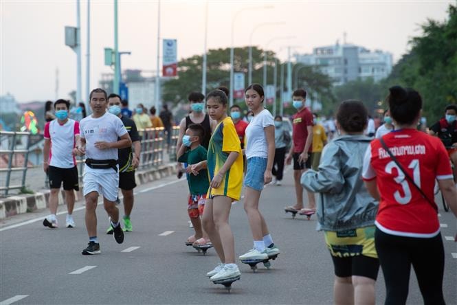 Người dân tập thể dục tại Viêng Chăn, Lào, ngày 5/7/2021. Ảnh: THX/ TTXVN