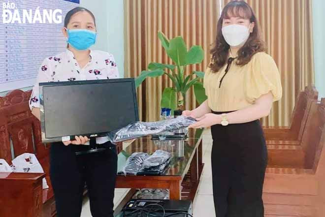 Trường Tiểu học Võ Thị Sáu trao máy tính cho phụ huynh. Ảnh: NGỌC HÀ.