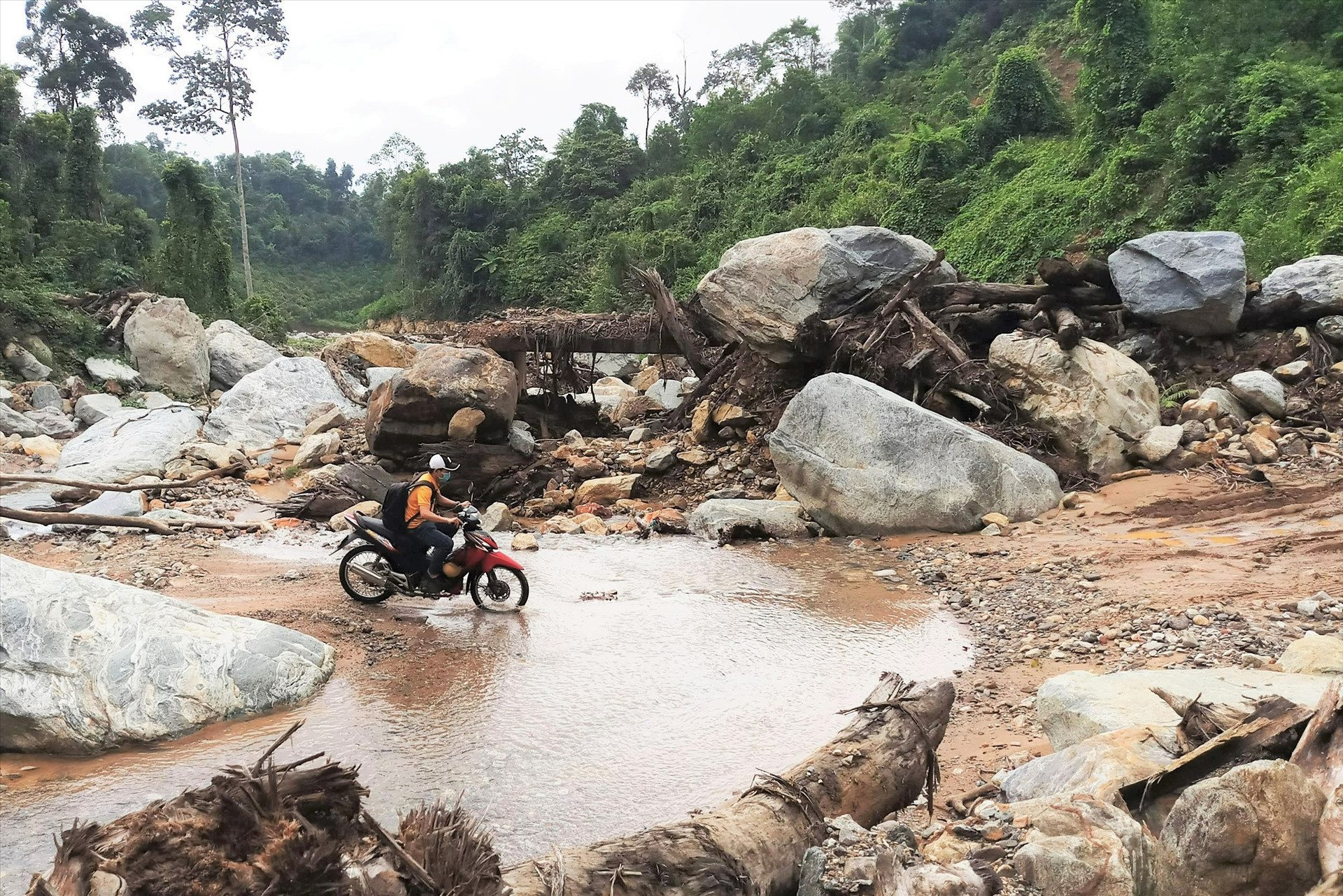 Gần 1 năm xảy ra lũ quét, nhưng tuyến đường đi lên các xã vùng cao Phước Sơn vẫn rất nhiều ngổn ngang, hiểm trở. Ảnh: A.N