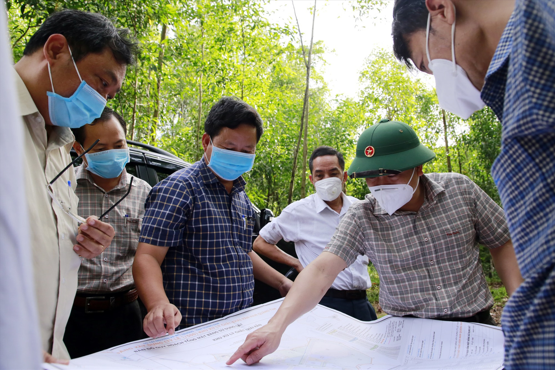 Đồng chí Trần Văn Tân kiểm tra thực địa tại điểm quy hoạch khu xử lý chất thải rắn Nam Quảng Nam.
