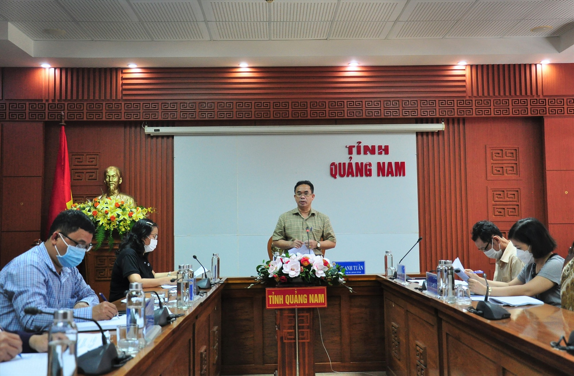 Phó Chủ tịch UBND tỉnh Trần Anh Tuấn phát biểu tại cuộc họp. Ảnh: S.A