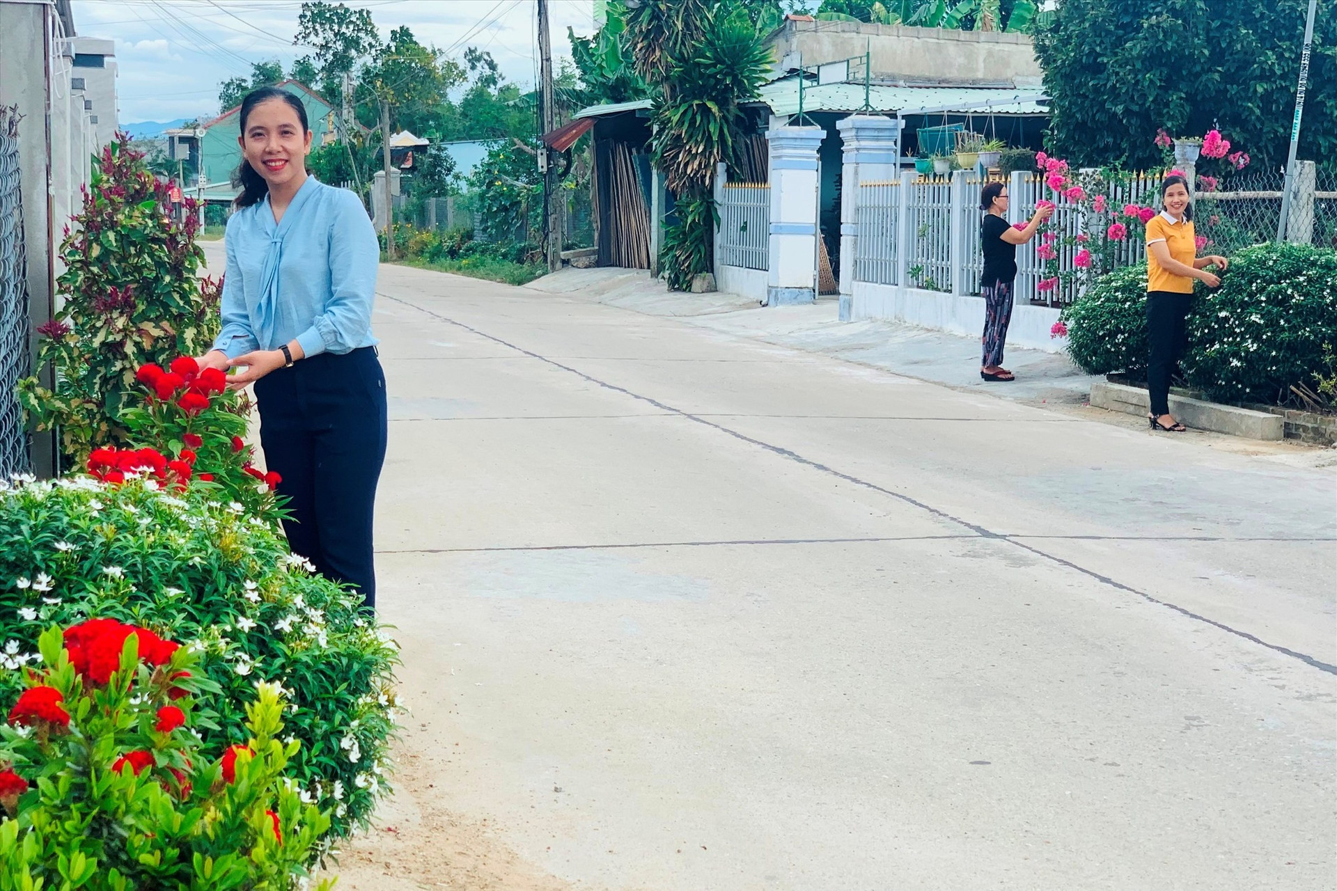 Những năm qua, cán bộ và hội viên phụ nữ trên địa bàn Duy Xuyên đảm nhận trồng và chăm sóc 22km đường hoa. Ảnh: N.T
