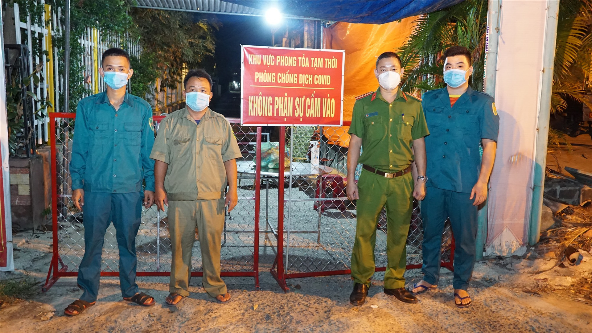Lực lượng chức năng triển khai chốt phong tỏa ở khối phố 2A, phường Điện Nam Bắc tại khu vực nhà bệnh nhân M.