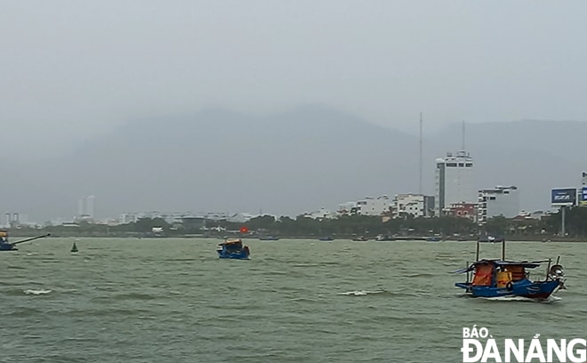 Tàu thuyền hối hả ngược sông Hàn vào tránh trú bão lên khu vực  thượng nguồn.