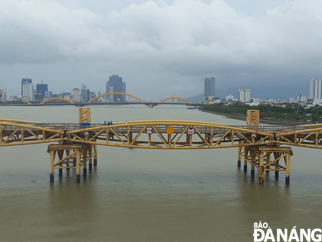 Công ty CP Cầu đường Đà Nẵng cử công nhân kiểm tra, bão dưỡng kỹ thuật, sẵn sàng vận hành nâng nhịp cầu Nguyễn Văn Trỗi để các tàu công suất lớn, khổ tàu lớn di chuyển tránh trú bão.