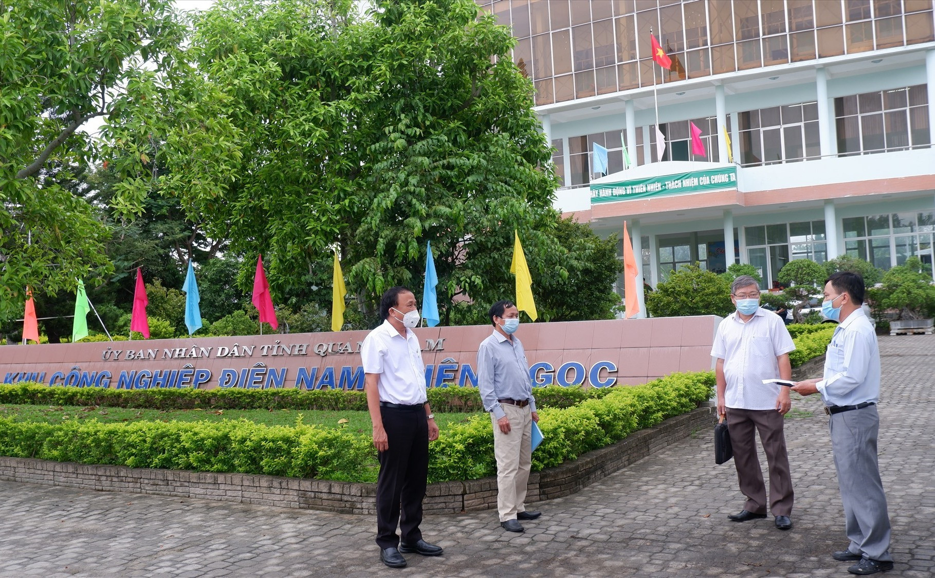 Đoàn Sở Y tế làm việc về công tác phòng chống dịch tại Khu Công nghiệp Điện Nam - Điện Ngọc vào sáng nay. Ảnh: X.H
