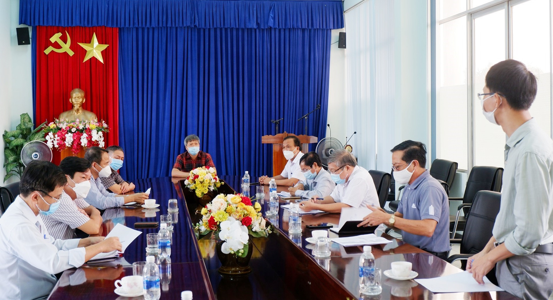 Phó Chủ tịch UBND tỉnh Hồ Quang Bửu làm việc với Khu Công nghiệp Điện Nam - Điện Ngọc về tình hình phòng chống dịch bệnh hiện tại. Ảnh: X.H