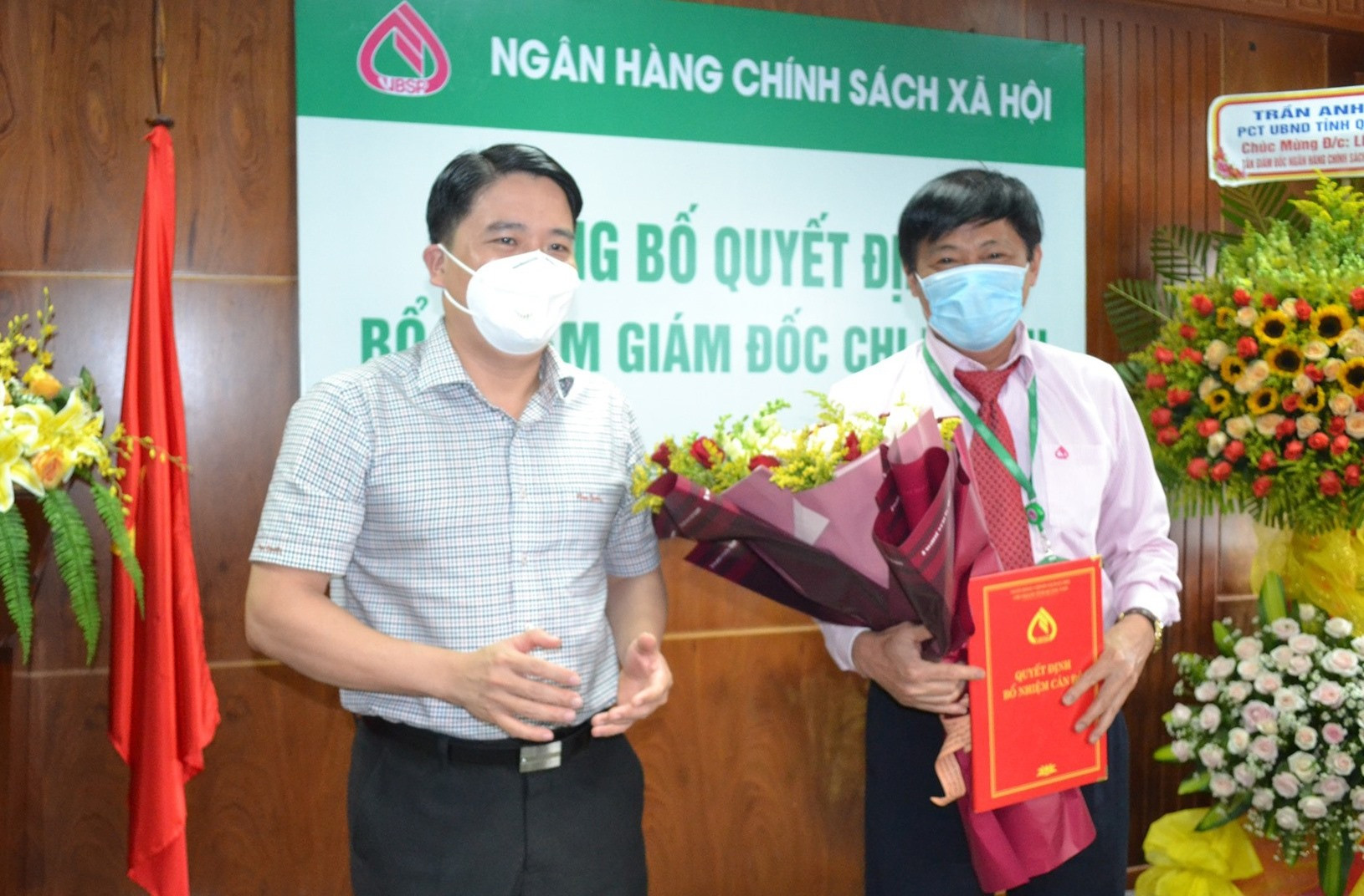 Phó Chủ tịch UBND tỉnh Trần Văn Tân trao quyết định bổ nhiệm Giám đốc Ngân hàng CSXH chi nhánh Quảng Nam cho ông Lê Hùng Lam. Ảnh: Q.VIỆT