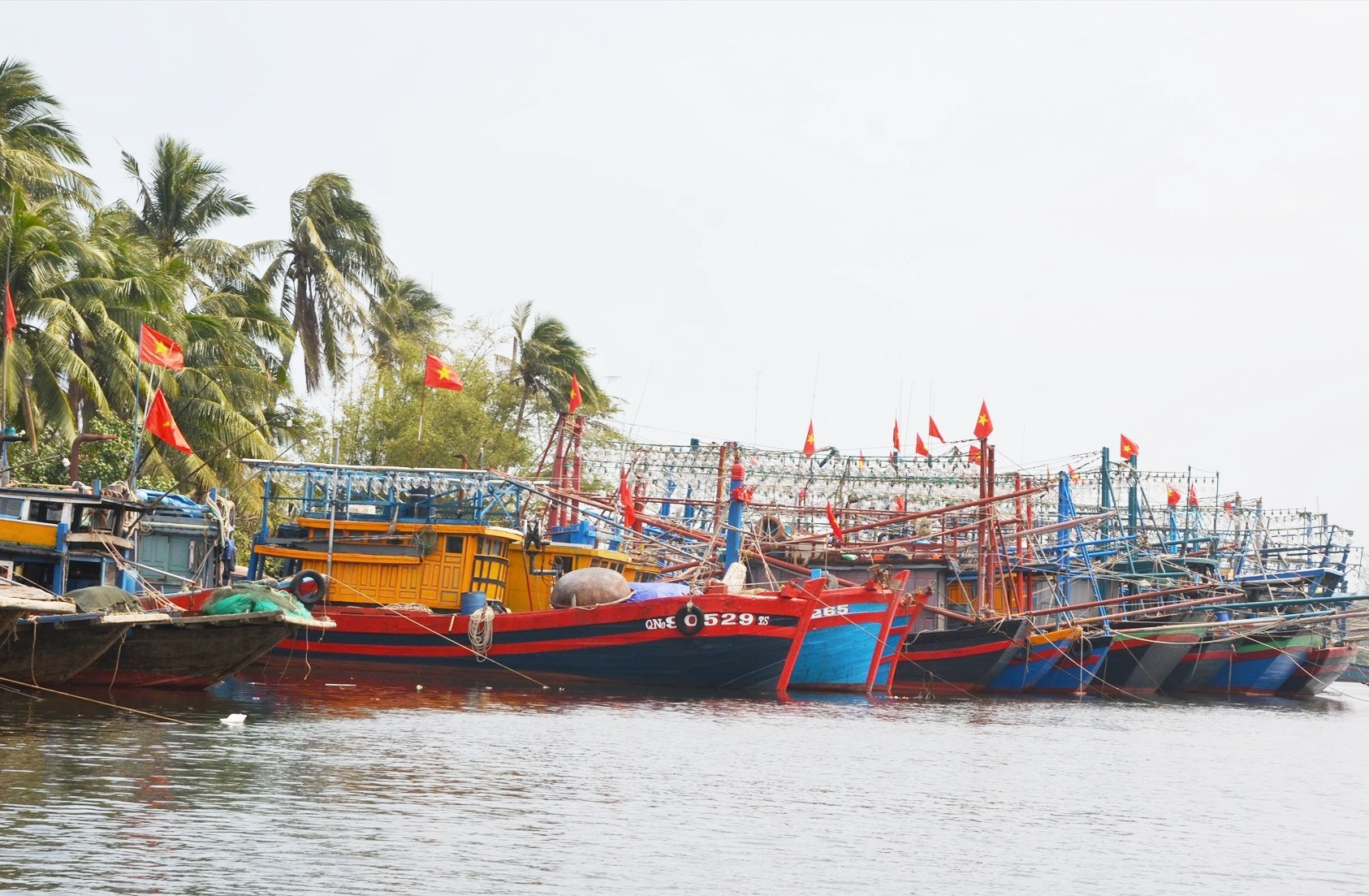 Các tàu thuyền đã vào khu neo đậu an toàn ở xã Tam Tiến, Núi Thành. Ảnh: H.P
