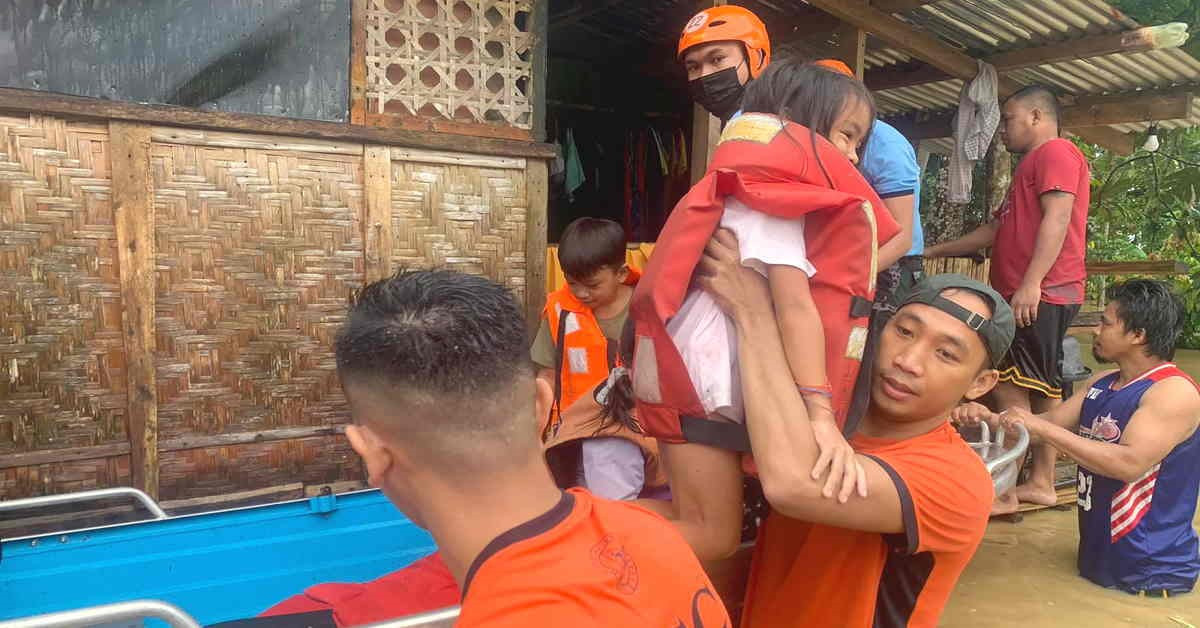 các nhân viên bảo vệ bờ biển đang sơ tán người dân khỏi những ngôi nhà bị ngập lụt của họ do mưa lớn do bão nhiệt đới Conson mang lại tại một ngôi làng ở thành phố Ormoc, miền trung Philippines.