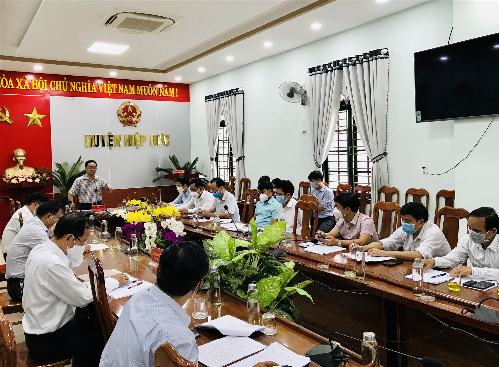 Phó Chủ tịch UBND tỉnh Trần Anh Tuấn phát biểu chỉ đạo tại cuộc làm việc.   Ảnh: S.A