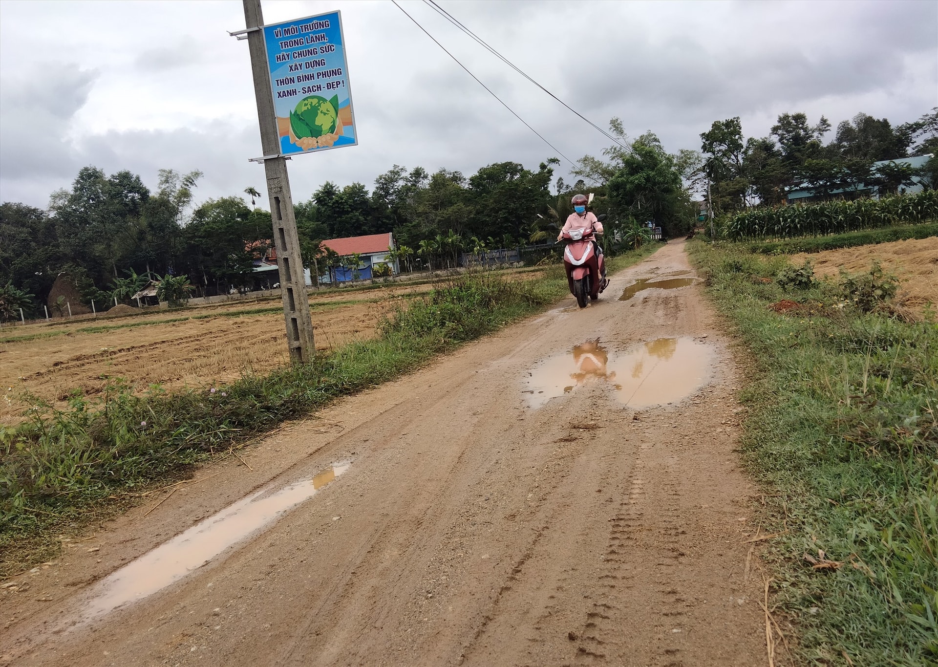 Tuyến đường xã từ Cầu Măng (Bình Quế) đi Bình An đã xuống cấp nghiêm trọng. Ảnh: G.B