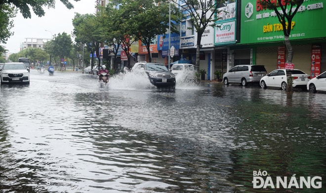 Tuyến đường Hoàng Hoa Thám cũng bị ngập nước. Ảnh: HOÀNG HIỆP